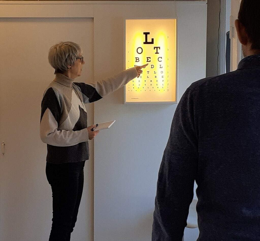 Hanne Simonsen med en patient der laver en øje-test - Øjenbehandling akupunktur