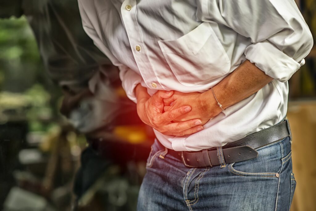 En mand med smerter i hans mave - Colitis Ulcerosa – blødende tyktarmsbetændelse