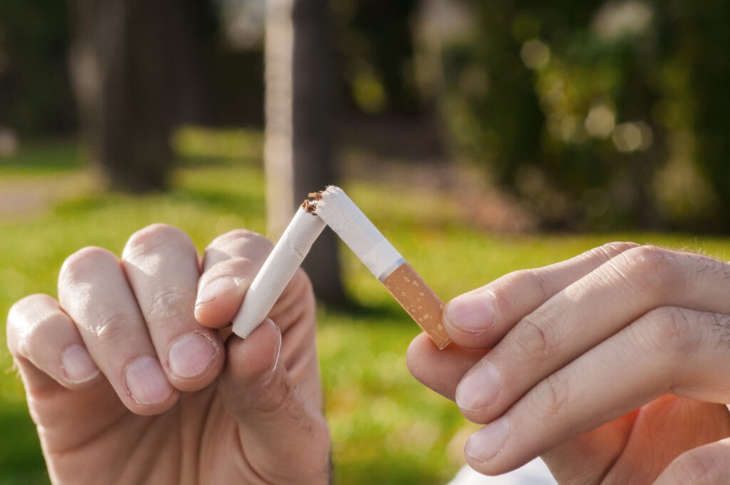Et billede af nogen der knækker et cigarette i to - Tobaksafvænning