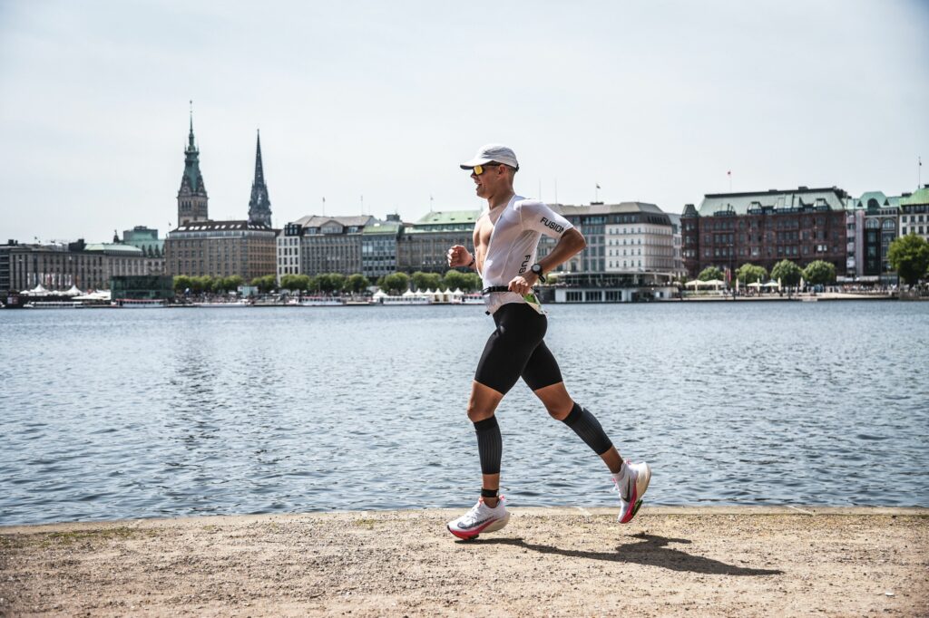 Kristoffer Weber løber langs åen i København